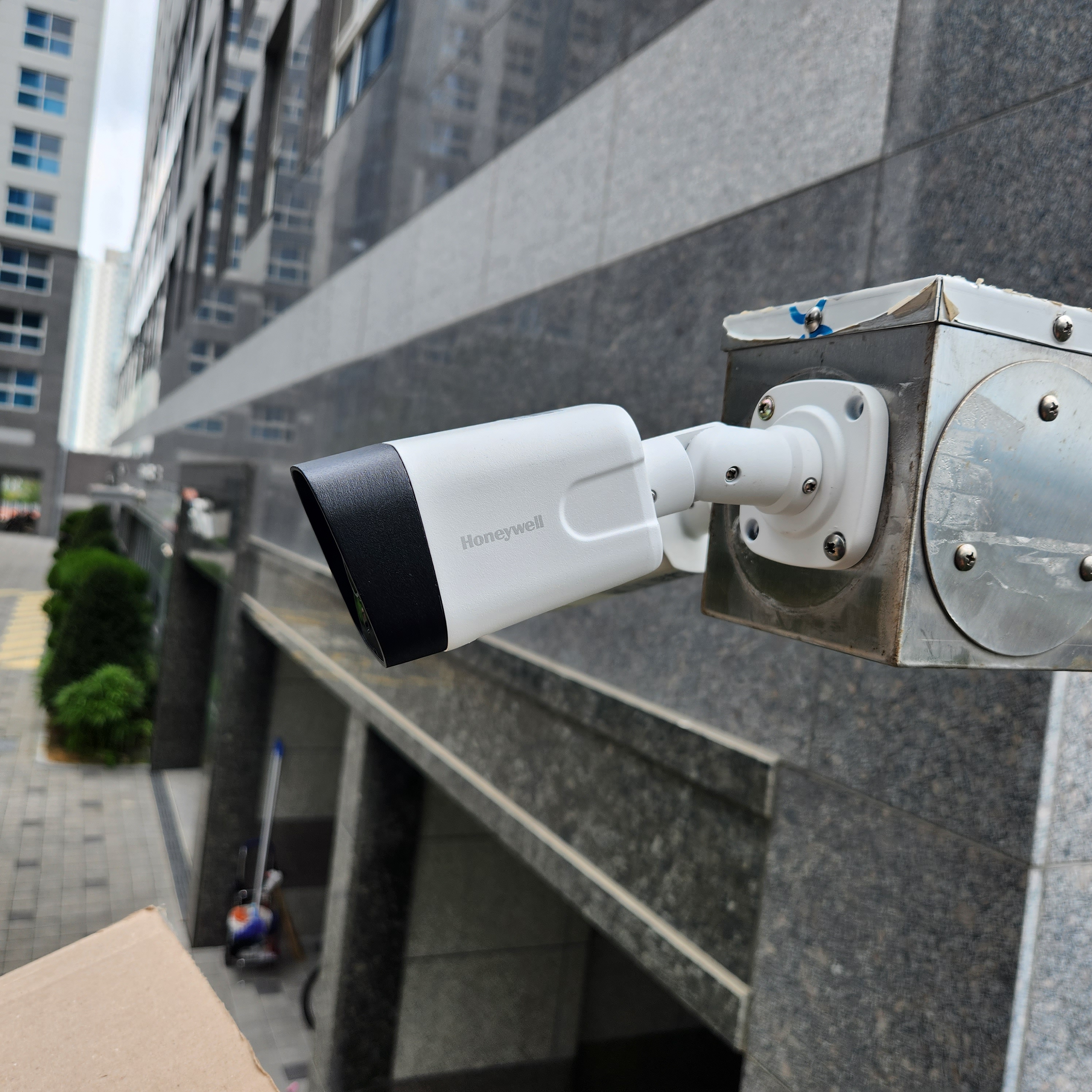 건물 외부 CCTV 카메라 설치